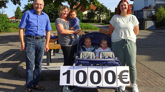 Von Links: Luisa Horsinka und Sonja Hirschmann von der Großtagespflege, sowie ÖDP-Stadtrat Klaus Ries-Müller mit dem gespendeten Kinderwagen. Von Links: Luisa Horsinka und Sonja Hirschmann von der Großtagespflege, sowie ÖDP-Stadtrat Klaus Ries-Müller mit dem gespendeten Kinderwagen.