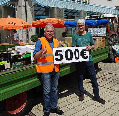 Eberhard Vogt von der Kolpingfamilie (rechts) und Klaus Ries-Müller (ÖDP Kreisvorsitzender) beim Flohmarkt auf dem Neckarsulmer Marktplatz